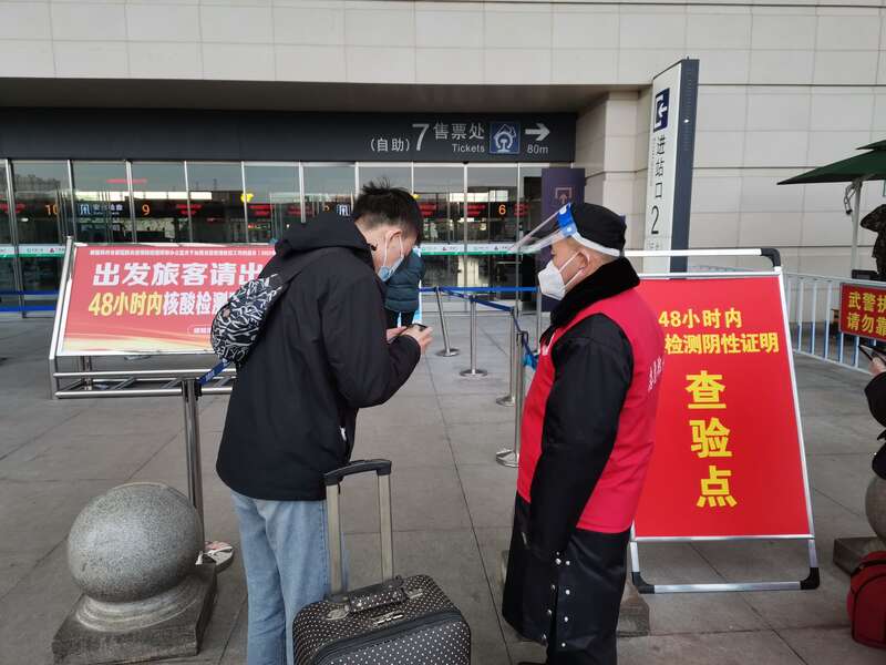 凌晨暖心一幕！河南农业大学专车护送研究生返家过年(图2)
